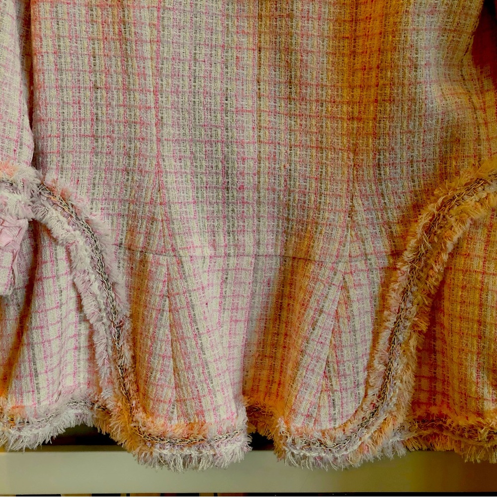 Chanel Runway Pink Jacket w/Embellishments, Pink & Gold Custom Buttons Size 40 - Picture 13 of 13